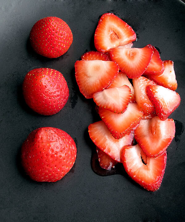 plating strawberries strawberries on plate
